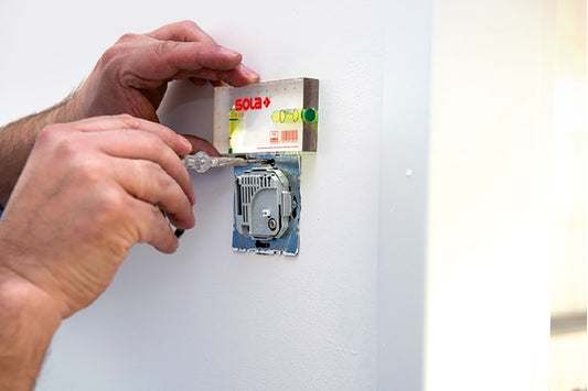 Nivelă sticla acrilica ( Boloboc ) pentru electricieni R100, 2 bule, 10cm - Sola-01622101