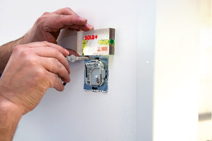 Nivelă sticla acrilica ( Boloboc ) pentru electricieni R100, 2 bule, 10cm - Sola-01622101